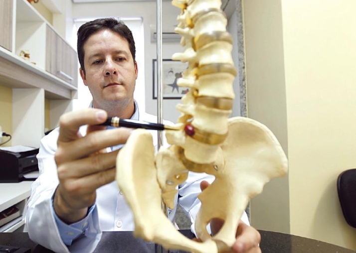 Problemas na coluna vertebral: cuidado com movimentos ao arrumar a